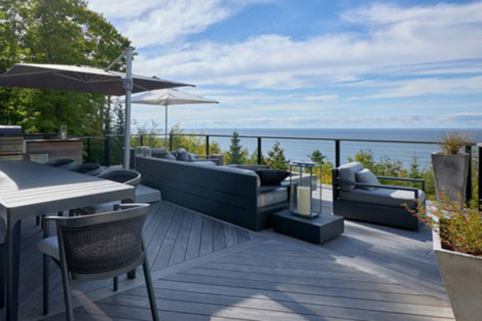 Deck with a view of the sky